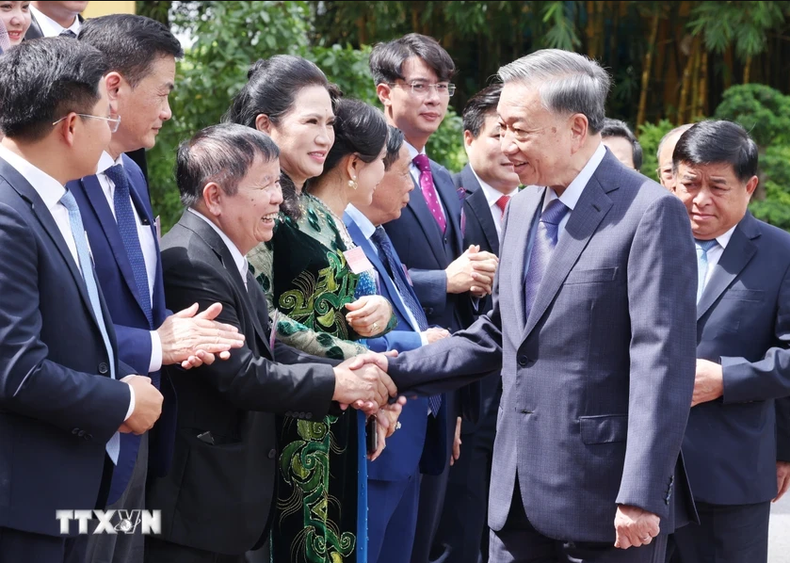 El secretario general del Partido y presidente To Lam recibe a los delegados de la Asociación de Pequeñas y Medianas Empresas de Vietnam. El secretario general del Partido y presidente To Lam recibe a los delegados de la Asociación de Pequeñas y Medianas Empresas de Vietnam.