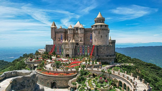 No solo el Puente Dorado, sino también Sun World Ba Na Hills atrae a turistas con obras como el Castillo de la Luna. No solo el Puente Dorado, sino también Sun World Ba Na Hills atrae a turistas con obras como el Castillo de la Luna.