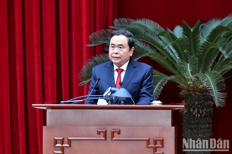 El presidente de la Asamblea Nacional, Tran Thanh Man, conduce la sesión de clausura.