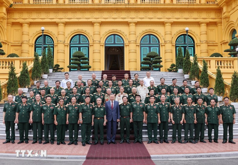 El secretario general del Partido y presidente To Lam posa junto a los veteranos. El secretario general del Partido y presidente To Lam posa junto a los veteranos.