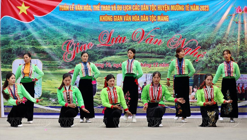 Muchachas de la etnia Mang con trajes tradicionales en una danza antigua. Muchachas de la etnia Mang con trajes tradicionales en una danza antigua.