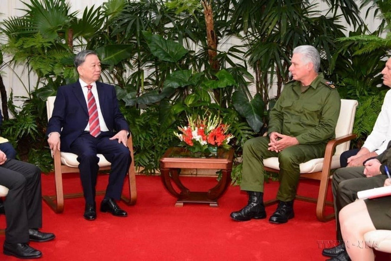 El primer secretario del Comité Central del Partido Comunista y presidente de Cuba, Miguel Mario Díaz-Canel Bermúdez, recibe en 2022 al ministro de Seguridad Pública de Vietnam, To Lam, de visita oficial en la nación caribeña.