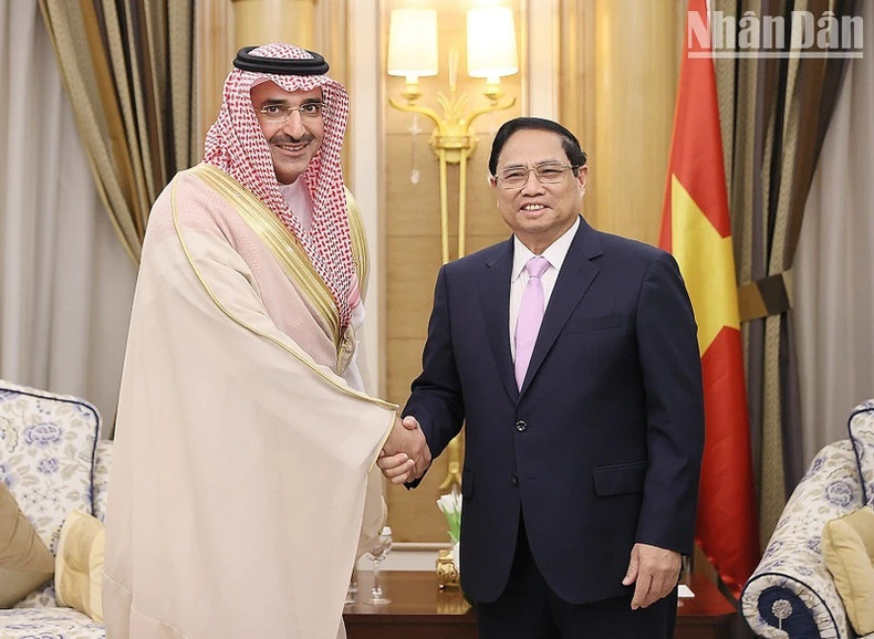 El primer ministro Pham Minh Chinh recibe a Sultan Al-Marshad, director ejecutivo del Fondo de Desarrollo de Arabia Saudita. (Fotografía: Nhan Dan) El primer ministro Pham Minh Chinh recibe a Sultan Al-Marshad, director ejecutivo del Fondo de Desarrollo de Arabia Saudita. (Fotografía: Nhan Dan)