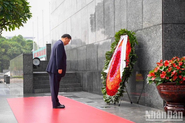 El secretario general del Partido Comunista y presidente de China deposita una ofrenda floral en homenaje al difunto líder. El secretario general del Partido Comunista y presidente de China deposita una ofrenda floral en homenaje al difunto líder.
