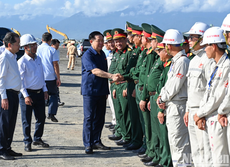 El jefe del Legislativo y funcionarios, ingenieros y obreros en el sitio.