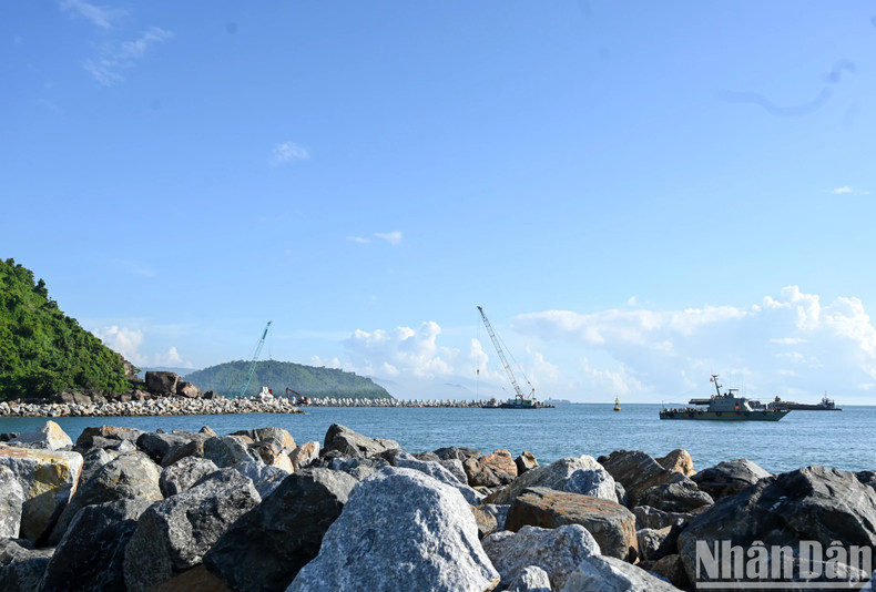 Se espera que una vez finalizado, el puerto sea capaz de recibir buques de hasta 100 mil toneladas y portacontenedores de seis mil a ocho mil TEU.