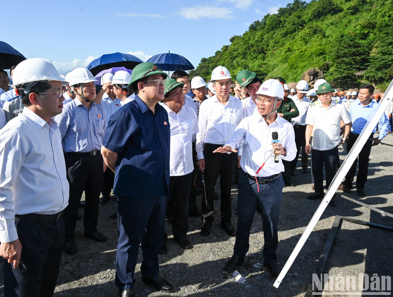 Un representante de los contratistas informa al dirigente el cronograma del proyecto.