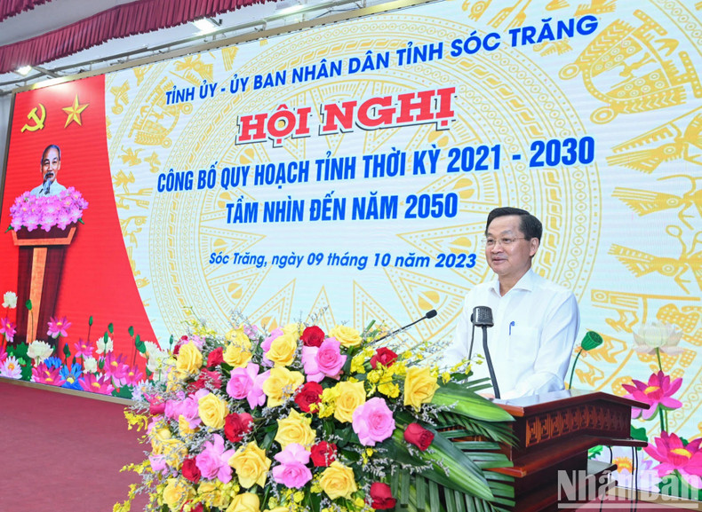 El vice primer ministro Le Minh Khai interviene en la cita.