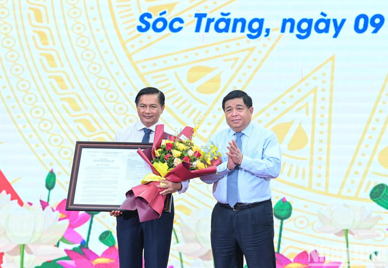 El ministro de Planificación e Inversión, Nguyen Chi Dung, entrega a un representante de Soc Trang la Decisión del Primer Ministro sobre aprobación de la planificación provincial.