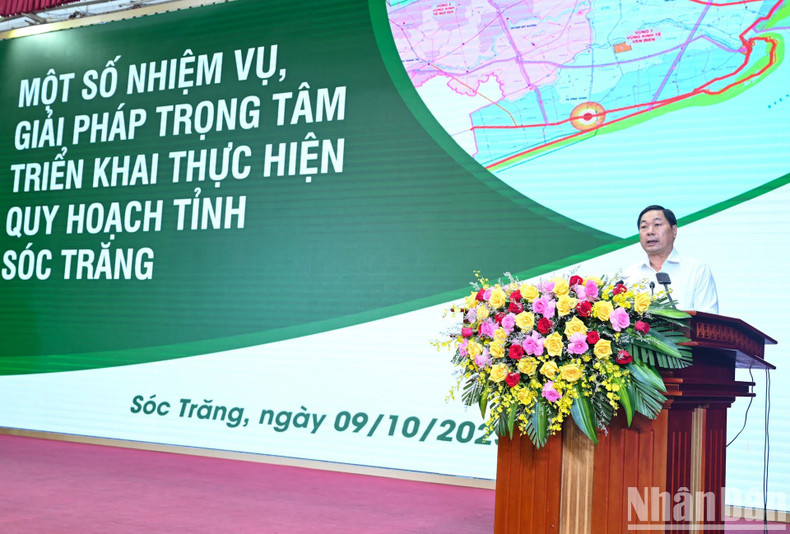 El vicepresidente permanente del Comité Popular provincial, Lam Hoang Nghiep, presenta un informe en la conferencia.