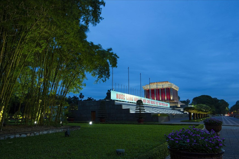 El espacio del Mausoleo de Ho Chi Minh, en la plaza de Ba Dinh, es una imagen típica de la capital. El espacio del Mausoleo de Ho Chi Minh, en la plaza de Ba Dinh, es una imagen típica de la capital.