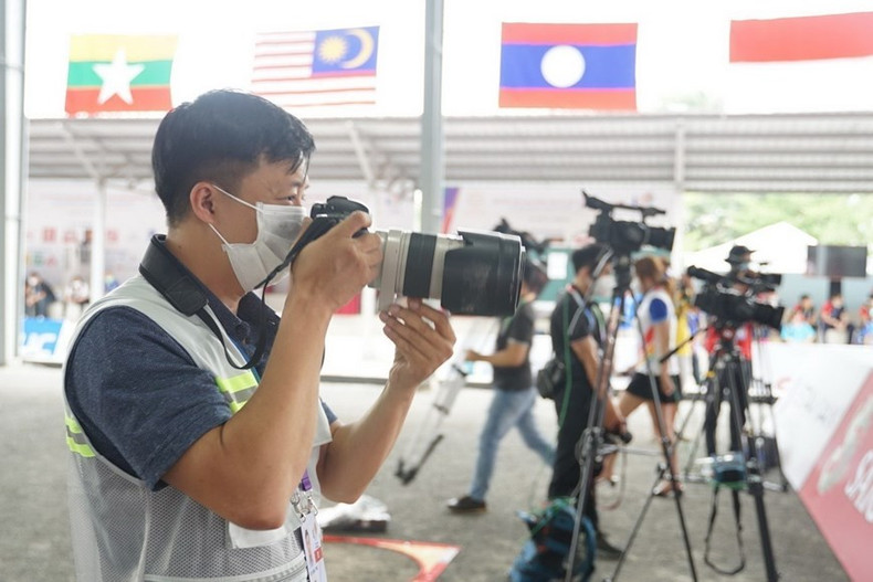 Reporteros de la Agencia Vietnamita de Noticias en los XXXI Juegos Deportivos del Sudeste Asiático (SEA Games 31), en 2021.