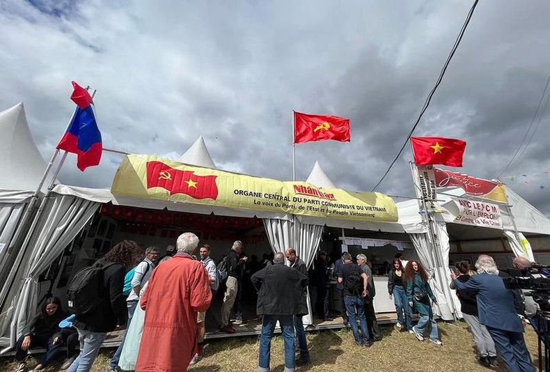 El pabellón expone sobre el Presidente Ho Chi Minh, el PCV, los logros destacados de Vietnam, el país y su gente, además de las publicaciones de prensa nacional. (Fotografía: Nhan Dan) El pabellón expone sobre el Presidente Ho Chi Minh, el PCV, los logros destacados de Vietnam, el país y su gente, además de las publicaciones de prensa nacional. (Fotografía: Nhan Dan)