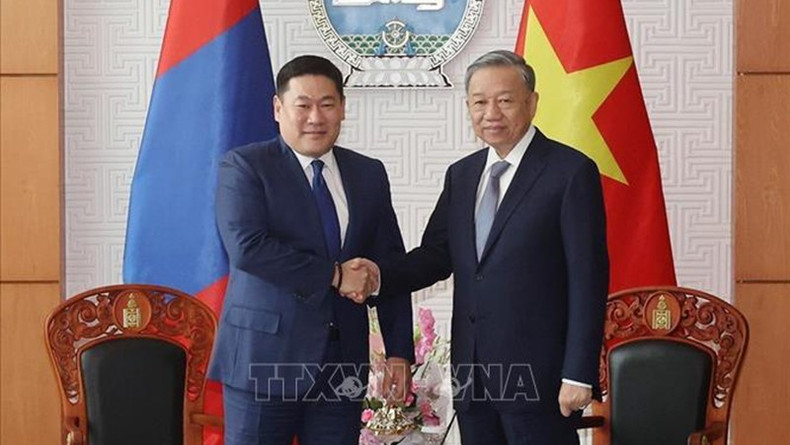 El secretario general del Partido Comunista y presidente de Vietnam, To Lam, y el primer ministro de Mongolia, Luvsannamsrain Oyun-Erdene. El secretario general del Partido Comunista y presidente de Vietnam, To Lam, y el primer ministro de Mongolia, Luvsannamsrain Oyun-Erdene.