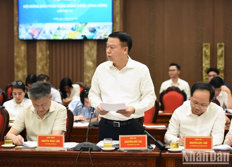 El viceministro de Finanzas Nguyen Duc Chi expone un informe referente a la delineación de políticas y mecanismos financieros y presupuestarios que permitan a las localidades invertir fondos propios en los proyectos regionales e interregionales.