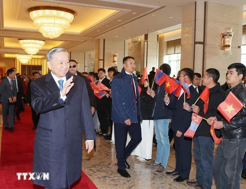 El dirigente vietnamita llega al hotel de Shangri-la. El dirigente vietnamita llega al hotel de Shangri-la.