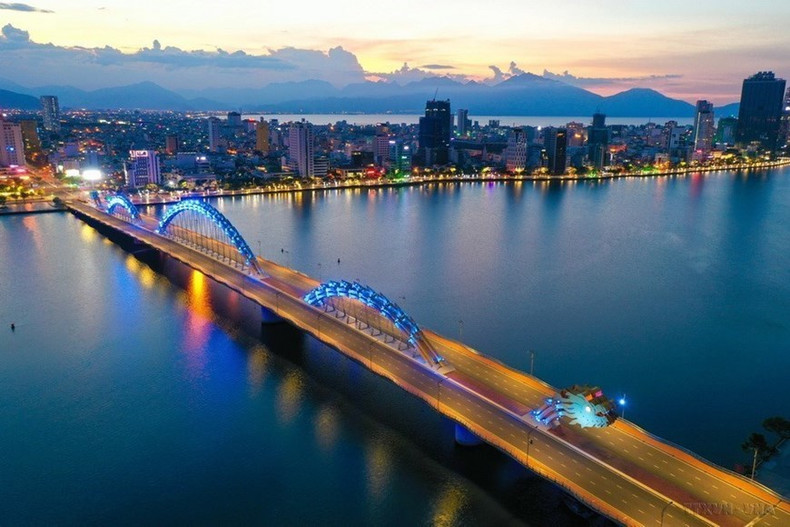 El Puente de Dragón en la ciudad central de Da Nang luce brillante en la noche. El Puente de Dragón en la ciudad central de Da Nang luce brillante en la noche.