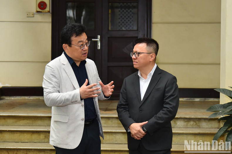 Los dos periodistas charlan después de la reunión. Los dos periodistas charlan después de la reunión.
