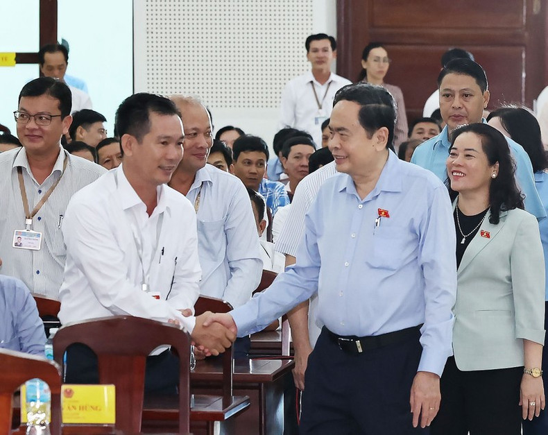 El presidente de la AN, Tran Thanh Man, y votantes locales. El presidente de la AN, Tran Thanh Man, y votantes locales.