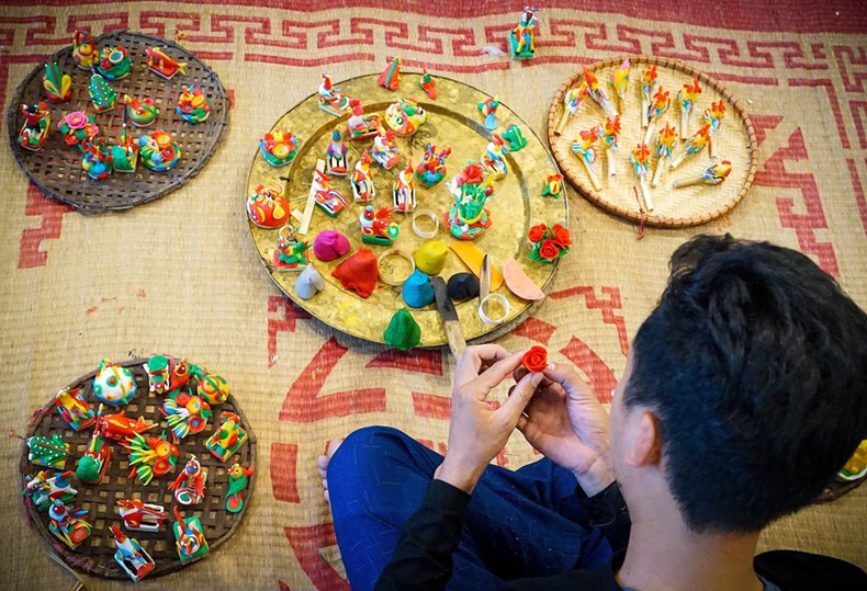 Además de vender los modelos existentes, los artesanos moldearán directamente los productos según las necesidades de los clientes. Además de vender los modelos existentes, los artesanos moldearán directamente los productos según las necesidades de los clientes.