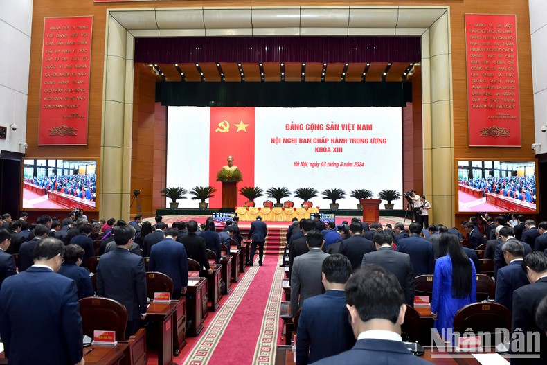 Los delegados dedican un minuto de silencio en homenaje al recién fallecido secretario general del PCV, Nguyen Phu Trong. Los delegados dedican un minuto de silencio en homenaje al recién fallecido secretario general del PCV, Nguyen Phu Trong.