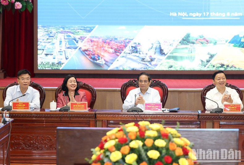 El premier Pham Minh Chinh (segundo desde la derecha), también presidente del Consejo, dirige la conferencia.