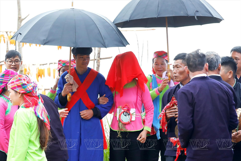 Después de realizar los ritos, la pareja regresa a la casa del novio con una alegre música.
