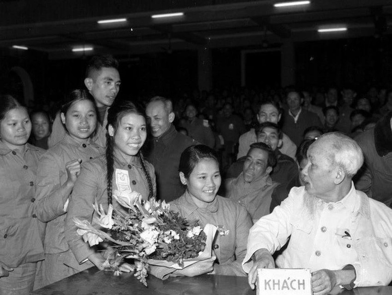 El Presidente Ho Chi Minh habla íntimamente con los delegados que asistieron al Congreso de Emulación de Jóvenes Voluntarios para luchar contra Estados Unidos, con el fin de salvar al país (enero de 1967).