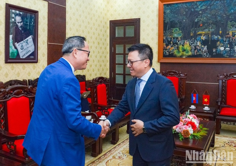 El dirigente de Nhan Dan recibe al presidente del Club de Periodistas de Camboya, Puy Kea, en la sede del periódico. El dirigente de Nhan Dan recibe al presidente del Club de Periodistas de Camboya, Puy Kea, en la sede del periódico.