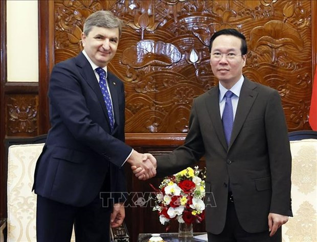 El presidente de Vietnam, Vo Van Thuong, recibe a Marco Della Seta, nuevo embajador de Italia en Hanói. (Fotografía: VNA)