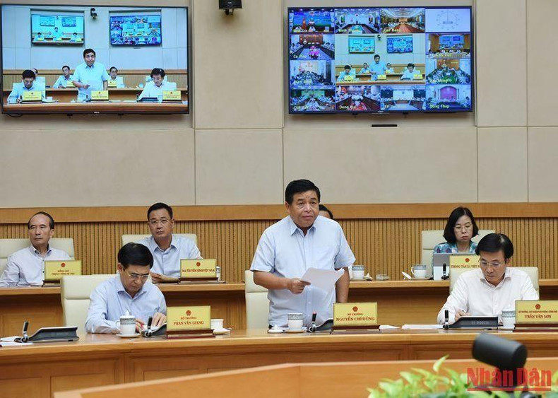 El ministro de Planificación e Inversión, Nguyen Chi Dung, presenta su informe. El ministro de Planificación e Inversión, Nguyen Chi Dung, presenta su informe.