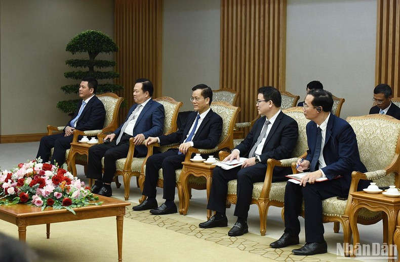 Representantes del Gobierno vietnamita.