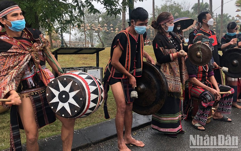 Actuación con gongs, instrumento musical-alma de la cultura de las altiplanicies centrales de Vietnam. (Fotografía: Nhan Dan) Actuación con gongs, instrumento musical-alma de la cultura de las altiplanicies centrales de Vietnam. (Fotografía: Nhan Dan)