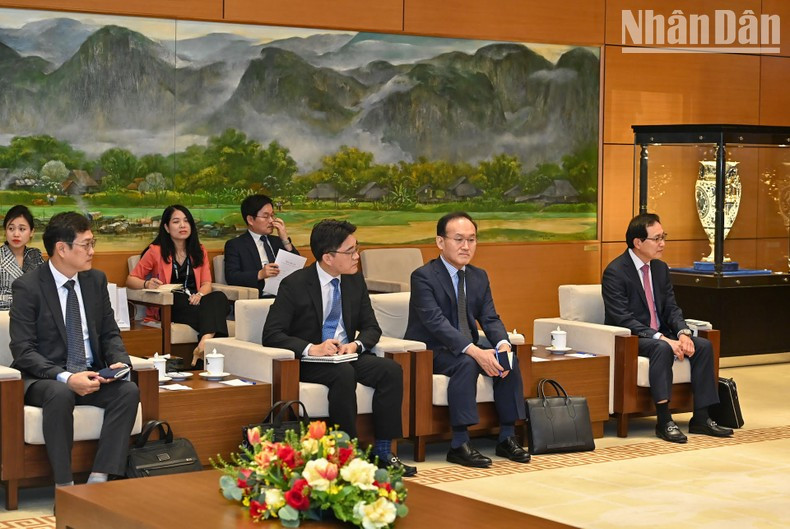 Miembros de la delegación de Samsung Electronics. Miembros de la delegación de Samsung Electronics.