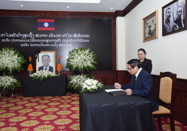 El primer ministro Pham Minh Chinh escribe en el libro de condolencias. (Fotografía: Nhan Dan)