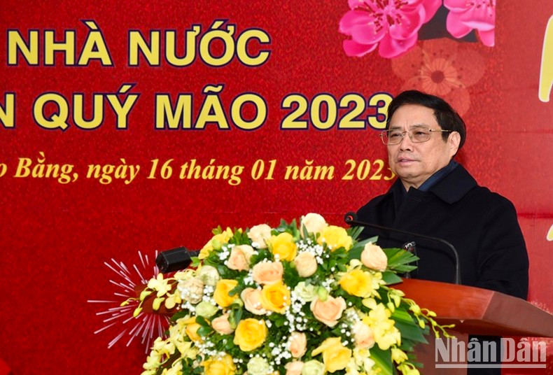 En su discurso, el premier transmitió sus mejores deseos por el Tet a las personas en situación desfavorable en Ta Lung.