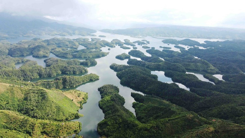 El lago Ta Dung es más hermoso en la temporada con altos niveles de agua, que se prolonga desde julio hasta diciembre.