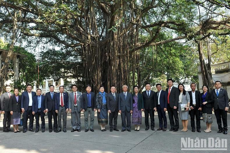 Los delegados posan en el recinto de la sede de Nhan Dan. (Fotografía: Nhan Dan) Los delegados posan en el recinto de la sede de Nhan Dan. (Fotografía: Nhan Dan)