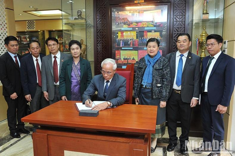 El jefe de la delegación escribe en el libro de visita en el lugar. El jefe de la delegación escribe en el libro de visita en el lugar.
