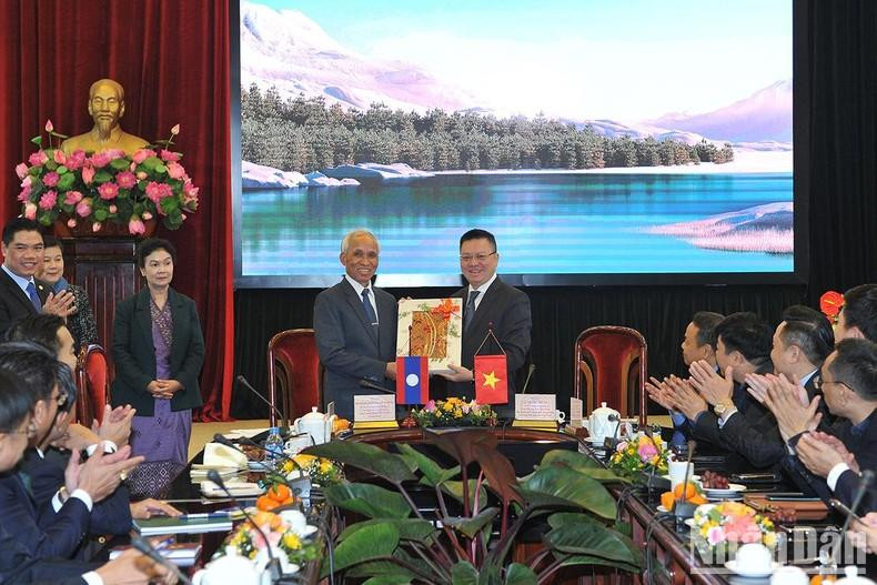 Entrega de regalos de recuerdo entre las dos partes. Entrega de regalos de recuerdo entre las dos partes.