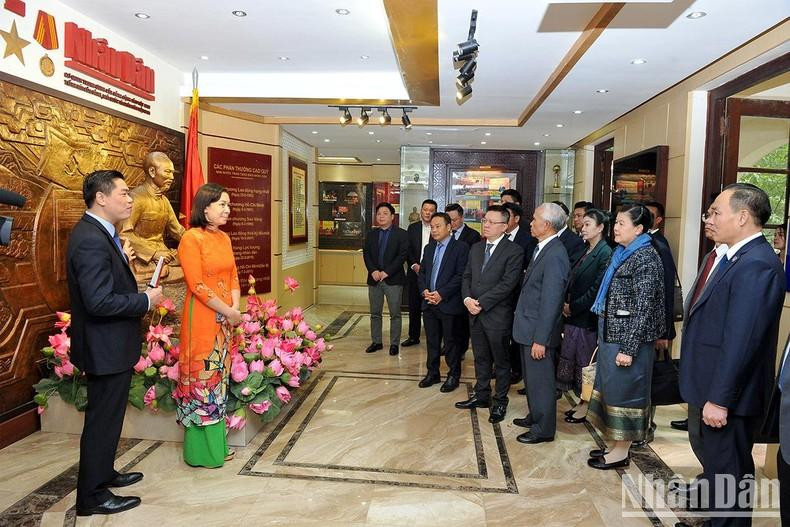 Los delegados del país vecino recorren la Sala Memorial del periódico. Los delegados del país vecino recorren la Sala Memorial del periódico.