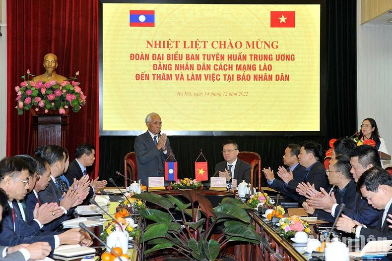 El alto funcionario laosiano en la reunión de trabajo con miembros del personal directivo de Nhan Dan. El alto funcionario laosiano en la reunión de trabajo con miembros del personal directivo de Nhan Dan.