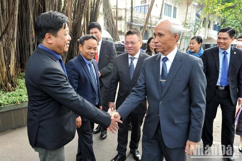 El compañero Khamphan Pheuyavong, recibido por dirigentes del diario. El compañero Khamphan Pheuyavong, recibido por dirigentes del diario.