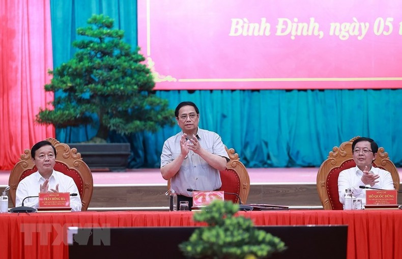 El primer ministro Pham Minh Chinh (de pie) en la cita, efectuada en la ciudad de Quy Nhon, cabecera de la provincia.