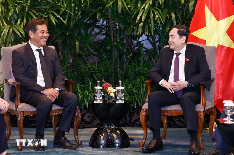 Thanh Man dialoga con Lee Chong Min. Thanh Man dialoga con Lee Chong Min.