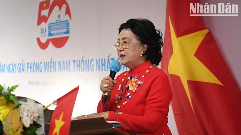 Dang Thi Gai, presidenta de la Asociación de Tailandeses de ascendencia vietnamita en Khon Kaen, da palabras.