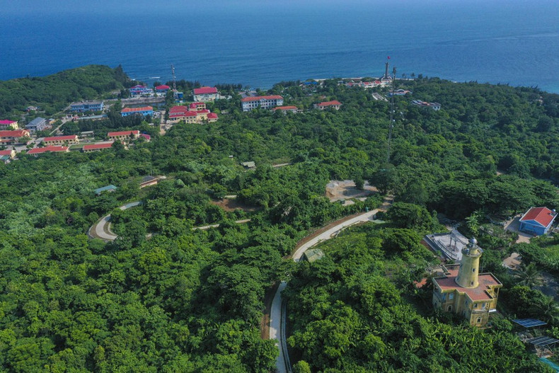 Siguiendo el sendero en medio del bosque, los visitantes llegarán al faro de Con Co, una atracción turística. Siguiendo el sendero en medio del bosque, los visitantes llegarán al faro de Con Co, una atracción turística.