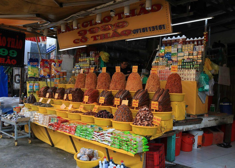 Una curiosidad sobre los fabricantes y vendedores locales de este manjar es su selección de marca, que suele incluir una serie de números idénticos como 333, 11111, 9999, 444444 y 666666, y luego un nombre propio.