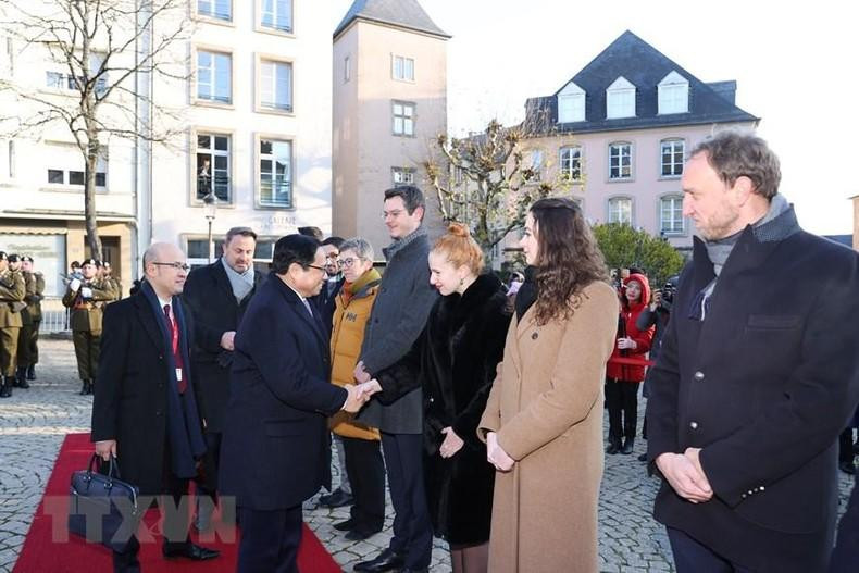 El premier anfitrión presenta al visitante a altos funcionarios de Luxemburgo. El premier anfitrión presenta al visitante a altos funcionarios de Luxemburgo.