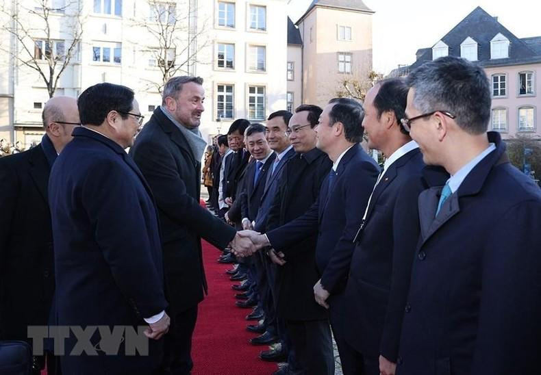 El premier vietnamita presenta a su homólogo del país europeo a los miembros de su delegación. El premier vietnamita presenta a su homólogo del país europeo a los miembros de su delegación.